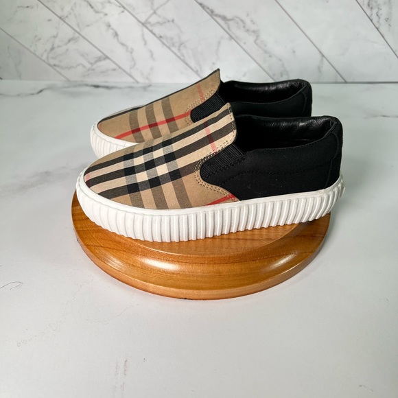 🔥 Burberry slip on (unisex) shoes us 12c - Picture 4 of 17